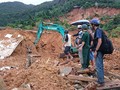 Lực lượng cứu hộ đang nổ lực cứu các nạn nhân bị mắc kẹt dưới đống đỗ nát trong vụ lở núi kinh hoàng ở hôn Phước Lộc, xã Phước Đồng, TP Nha Trang (ảnh: Mai Khuê-Dân Việt)