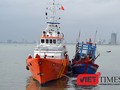 Tàu SAR 412 lai dắt tàu cá QNa 95979 TS bị nạn, có nguy cơ bị chìm ở Hoàng Sa veef bờ