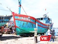 Tàu cá ĐNa 90152 được trục vớt sau khi được lai dắt về Đà Nẵng