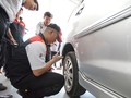 Các lái xe sẽ được trải nghiệm cùng các kỹ thuật viên trong các bước chăm sóc xe, tháo lắp và lốp bằng các bài thực hành kỹ năng thực tế