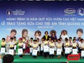 Phó Chủ tịch nước Đặng Thị Ngọc Thịnh trao sữa cho trẻ em Quảng Nam
