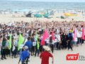 Chiều 15/8, hơn 1.500 tân sinh viên Đại học Đông Á (Đà Nẵng) đã tham gia chương trình city tour đầu khóa và thực hiện nhiều hoạt động nhằm kêu gọi bảo vệ môi trường biển tại bãi biển Phạm Văn Đồng (quận Sơn Trà, Đà Nẵng). 