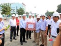 Sáng 28/10, Bí thư Thành ủy Đà Nẵng Trương Quang Nghĩa, cùng Chủ tịch TP Đà Nẵng Huỳnh Đức Thơ đã có chuyến thăm hỏi, động viên và tặng quà đối với đơn vị thi công công trình Hầm chui nút giao thông Điện Biên Phủ phục vụ APEC. ảnh Hồ Xuân Mai