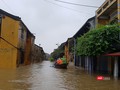 Nước lũ lên nhanh khiến Phố cổ Hội An chìm sâu trong lũ