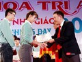 Đại học Đông Á (Đà Nẵng) vừa trao hơn 2 tỷ đồng học bổng khuyến tài và khuyến học dành cho các trường hợp sinh viên có thành tích học tập tốt