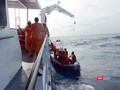 Sau nhiều giờ tìm kiếm và cứu nạn, tối ngày 13/12, tàu SAR 412 đã đưa 07 ngư dân trên tàu cá QB 92869 TS bị chìm trên biển về bờ an toàn.