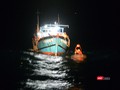 Tàu SAR 412 cứu hộ 11 ngư dân và tàu cá  ĐNa 90415 TS bị trôi tự do trên biển trong đêm
