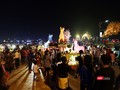 Sau những lo toan đón Tết Mậu Tuất 2018, tối 15/2 (tức đêm 30 Tết), người dân Đà Nẵng đã đổ ra đường du xuân với mong cầu một năm mới mọi điều như ý.