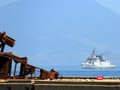 Tàu hộ vệ chống ngầm INS Kamorta (P28) của Hải quân Ấn Độ trên vịnh Đà Nẵng