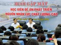 Sau những thông tin lùm xùm xoay quanh chuyện “nhân tài” thuộc Đề án 922 rời bỏ nhiệm sở, sáng ngày 2/6, ông Huỳnh Đức Thơ, Chủ tịch UBND TP.Đà Nẵng đã có buổi đối thoại với hàng trăm học viên đào tào thuộc đề án này.