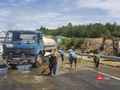 Công nhân đang khẩn trương dọn dẹp vệ sinh mặt đường, hoàn thiện các hạng mục để đưa tuyến cao tốc Đà Nẵng-Quảng Ngãi thông xe vào ngày 2/9 tới
