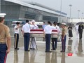 Sáng 11/12, tại Sân bay Đà Nẵng, Việt Nam đã tiến hành bàn giao 3 bộ hài cốt quân nhân Mỹ mất tích trong chiến tranh Việt Nam vừa được tìm kiếm chung lần thứ 147 tại các tỉnh miền Trung