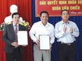Ông Đàm Quang Hưng (bìa trái) và ông Dương Thành Thị (đứng giữa) tại buổi công bố quyết định nhân sự UBND quận Liên Chiểu. (Ảnh: Việt Dũng)