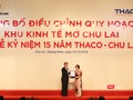 Bà Phan Mỹ Linh-Thứ Trưởng Bộ Xây dựng trao Quyết định phê duyệt điều chỉnh quy hoạch của Thủ tướng Chính phủ đối với Khu kinh tế mở Chu Lai cho UBND tỉnh Quảng Nam