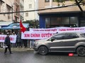 Hàng trăm khách hàng tập trungm căng biểu ngữ tại trụ sở Bách Đạt Corp sáng nay (17/1).