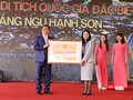 Đại diện Bộ VH-TT và DL trao Bằng xếp hạng di tích quốc gia đặc biệt đối với Danh thắng Ngũ Hành Sơn cho UBND TP Đà Nẵng