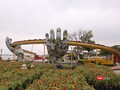 Đường hoa Xuân Kỷ Hợi 2019 tại phía tây Cầu Rồng (TP Đà Nẵng) có điểm nhấn là mô hình cây Cầu Vàng trên đỉnh Bà Nà