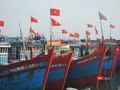 Sau tiếng trống lệnh, hàng trăm con tàu đánh bắt xa bờ của ngư dân đảo Lý Sơn dương cao cờ Tổ quốc, đồng loạt rẽ sóng nối đuôi nhau, bắt đầu cho mùa đánh bắt mới.