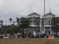 Sáng 15/3, hàng trăm người mua kéo đến trụ sở của Công ty CP Bách Đạt An ở thị xã Điện Bàn (Quảng Nam) để đòi sổ đỏ, sau khi “vây ráp” trụ sở Công ty CP Đầu tư Hoàng Nhất Nam vào đêm hôm trước.