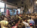 Người dân vạ vật, chờ xếp hàng lấy phiếu tiêm vacxin cho con từ đêm hôm trước