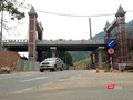 Cận cảnh cây cầu vắt ngang qua Quốc lộ 14G để phục vụ hoạt động Khu du lịch suối khoáng nóng núi Thần Tài