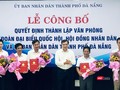 Ông Huỳnh Đức Thơ, Chủ tịch UBND TP Đà Nẵng (đứng giữa), chúc mừng các cá nhân được bổ nhiệm tại  Lễ công bố Quyết định thành lập Văn phòng hợp nhất 3 văn phòng