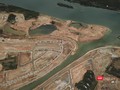 UBND quận Liên Chiểu (Đà Nẵng) vừa ra quyết định xử phạt hành chính 40 triệu đồng, đình chỉ thi công 60 ngày đối với Công ty Cổ phần Trung Nam- Chủ đầu tư Dự án Golden Hills (quận Liên Chiểu) trong việc san lấn sông Cu Đê.
