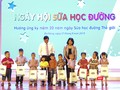 Phó Chủ tịch nước Đặng Thị Ngọc Thịnh và Phó Chủ tịch UBND TP Đà Nẵng Lê Trung Chinh tặng quà cho các em nhỏ trong khuôn khổ chương trình hưởng ứng kỷ niệm 20 năm ngày Sữa học đường thế giới diễn ra tại TP Đà Nẵng