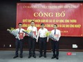 Ông Đặng Việt Dũng, Phó Chủ tịch thường trực UBND TP Đà Nẵng (thứ 2 từ phải sang) trao quyết định bổ nhiệm cho các tân Giám đốc Sở.