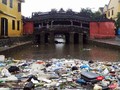 Chùa Cầu ở Hội An (Quảng Nam) ngập rác sau mưa bão