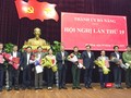 Ông Trương Quang Nghĩa - Bí thư Thành ủy Đà Nẵng trao quyết định của Ban Bí thư về việc chỉ định 8 cá nhân tham gia Ban Chấp hành Đảng bộ TP nhiệm kỳ 2015-2020.