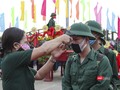 Thanh niên nhập ngũ được kiểm tra thân nhiệt ngay tại lễ tuyển quân