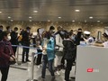 Người dân, du khách đeo khẩu trang làm thủ tục tại sân bay (Ảnh Xuân Mai/viettimes.vn)