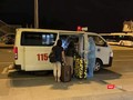 Hành khách được vận chuyển bằng xe chuyên dụng để ngăn chặn nguy cơ phát tán mầm bệnh