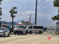 Xe vận chuyển số hành khách từ Hàn Quốc đến Đà Nẵng về các cơ sở cách ly theo quy định phòng chống dịch COVID-19