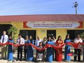 Đại diện cơ quan Phát triển Quốc tế Hoa Kỳ (USAID), Trung tâm hành động vì sự phát triển cộng đồng (ACDC), Ban quản lý dự án và Bệnh viện phục hồi chức năng và y học cổ truyền tại lễ khánh thành nhà trung chuyển đầu tiên ở tỉnh Quảng Trị. (ảnh USAID)