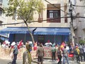 Khách hàng mua đất của Công ty cổ phần Bách Đạt An căng băng rôn đòi đất và sổ đỏ trước văn phòng đại diện của công ty này trên đường Nguyễn Du vào sáng ngày 4/3