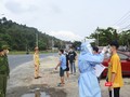 Lực lượng Công an và y tế tại chốt giám sát dịch tễ đo thân nhiệt của người đi vào TP Đà Nẵng (ảnh C.H)
