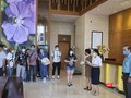 Ban Chỉ đạo phòng, chống dịch COVID-19 quận Hải Châu, đại diện khách sạn Vanda và các cơ quan liên quan trao giấy chứng nhận hoàn thành cách ly phòng, chống COVID-19 cho toàn bộ số du khách và nhân viên tại đây