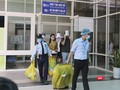 Các bệnh nhân mắc COVID-19 tại Bệnh viện Đà Nẵng xuất viện, cách ly sau khi đã âm tính với SARS-CoV-2.