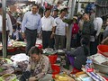 Các hộ tiểu thương buôn bán tại chợ Hàn