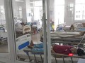 Các bệnh nhân vụ ngộ độc thực phẩm xảy ra trên địa bàn huyện Hòa Vang đang được điều trị tại bệnh viện