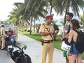 Chiến sĩ lực lượng CSGT Công an TP Đà Nẵng đang hướng dẫn du khách nước ngoài tham gia giao thông