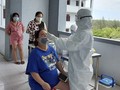 Nhân viên y tế chăm sóc sức khỏe cho sản phụ cách ly tại Quảng Nam (Ảnh Báo Quảng Nam)