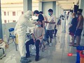 Ngành y tế Quảng Nam lấy mẫu xét nghiệm COVID-19 đối với người cách ly tập trung