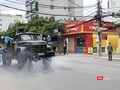 Lực lượng y tế quân đội phun thuốc khử khuẩn phòng chống dịch COVID-19