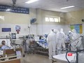Các bác sỹ đang điều trị cho bệnh nhân mắc COVID-19