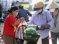 Tiểu thương tại các chợ mặc áo đỏ sao vàng cổ động cho các bác sĩ tuyến đầu chống dịch COVID-19
