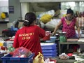 Tiểu thương Đà Nẵng mặc áo cờ đỏ sao vàng cổ động vượt qua dịch COVID-19