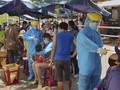 Lực lượng y tế lấy mẫu xét nghiệm COVID-19 đối với tiểu thương và người dân liên quan đến chợ Nại Hiên Đông, quận Sơn Trà, TP Đà Nẵng